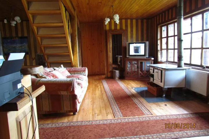 Room 2 of 8