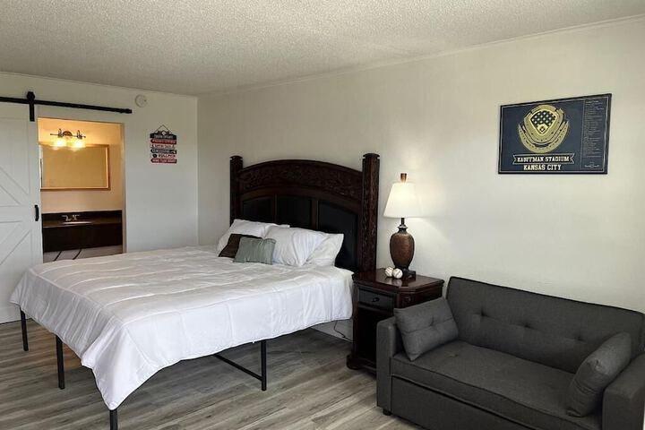 Room 5 of 8
