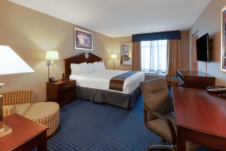 1 King Bed (8 of 10)
