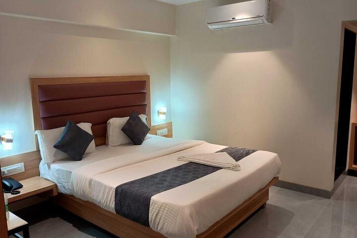 Room 9 of 13