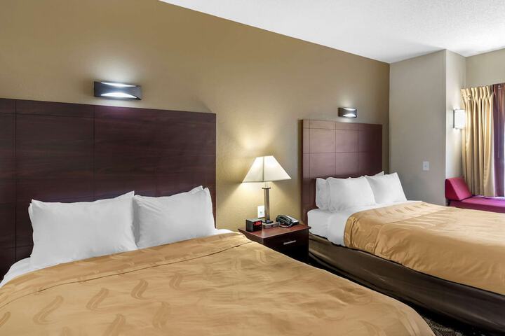 1 Queen Bed (16 of 22)