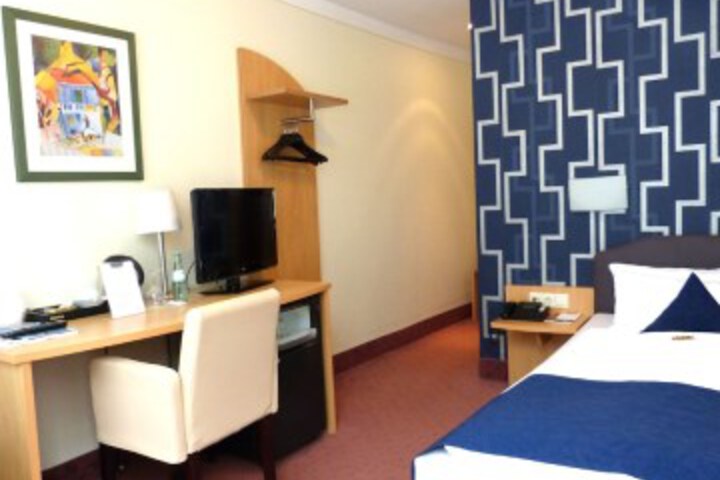 Room 5 of 32