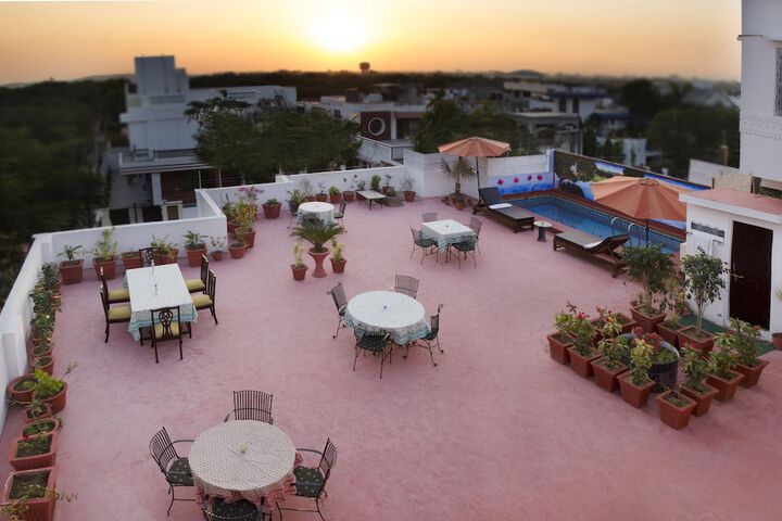 Hotel with Pool
