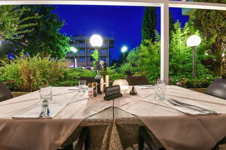Dining 101 of 107