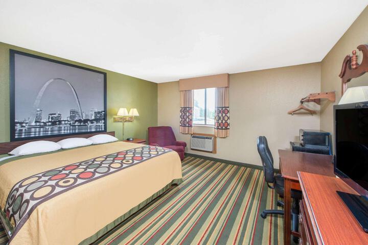 1 Queen Bed (2 of 21)