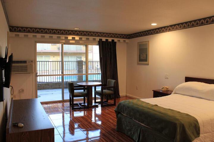 2 Queen Beds (6 of 8)