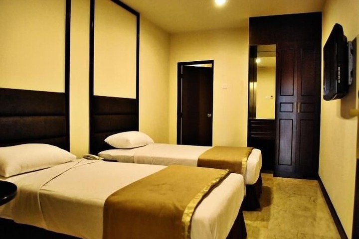 Room 12 of 19
