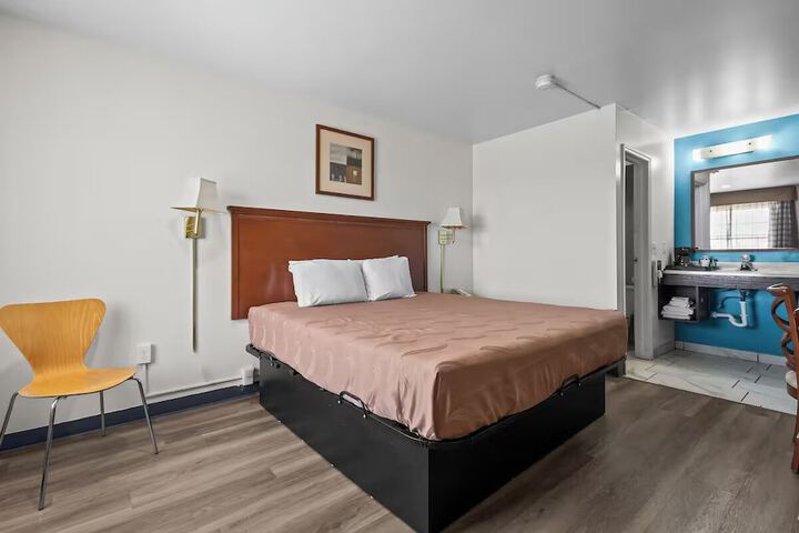Room 10 of 28