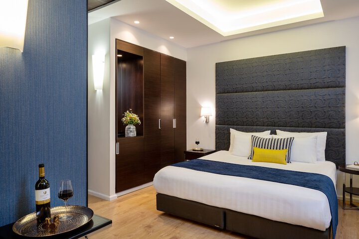 Room 42 of 106