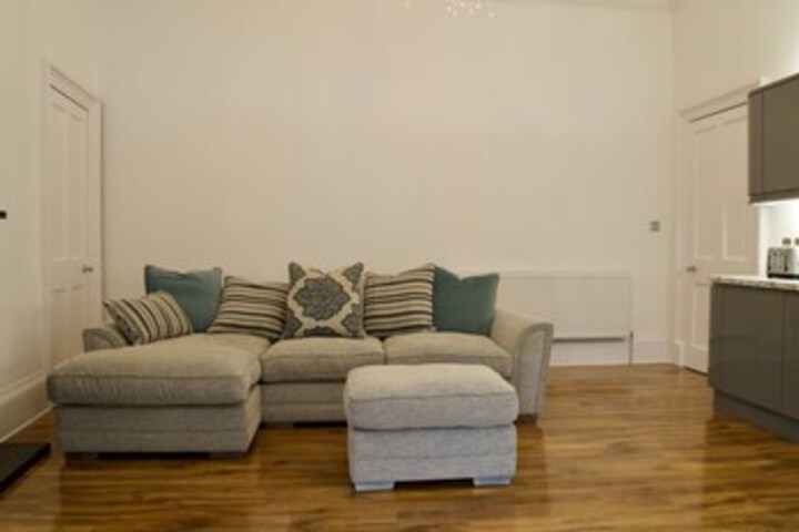Room 5 of 10