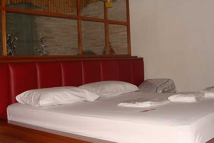 Room 4 of 63