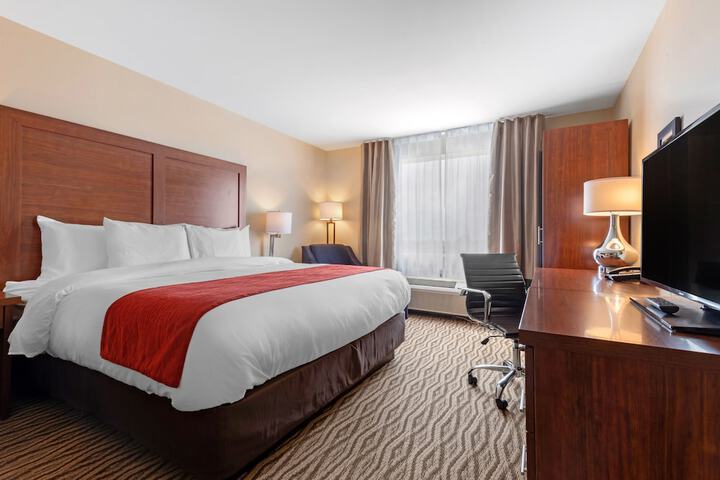 1 King Bed (4 of 11)