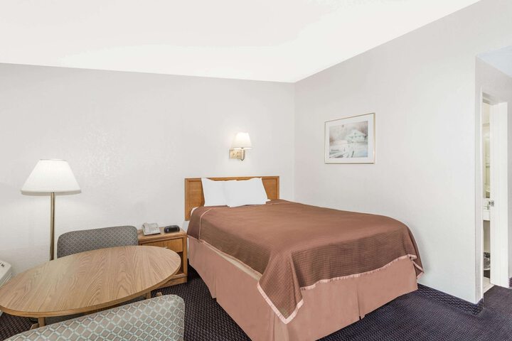1 Queen Bed (2 of 13)