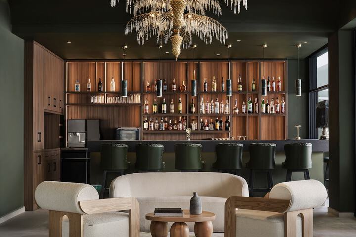 Lounge 27 of 29