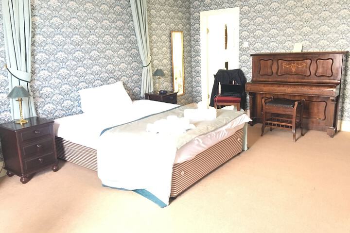 Room 16 of 25
