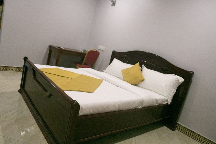 Room 4 of 40