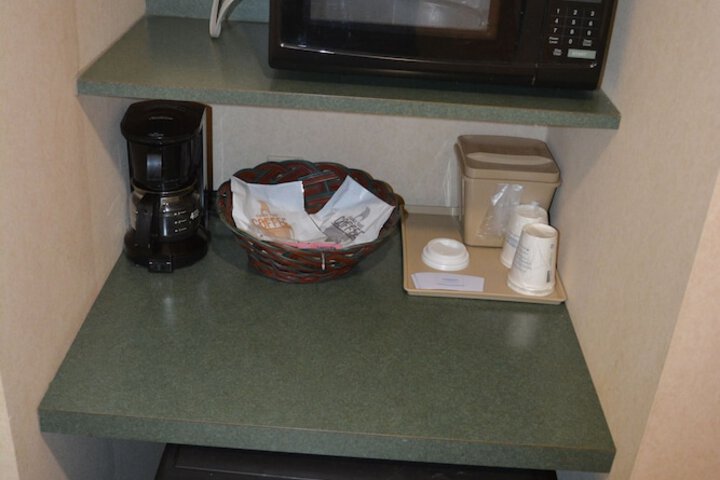 1 Queen Bed Mobility Accessible Studio Suite Bathtub with Grab Bars (6 of 28)