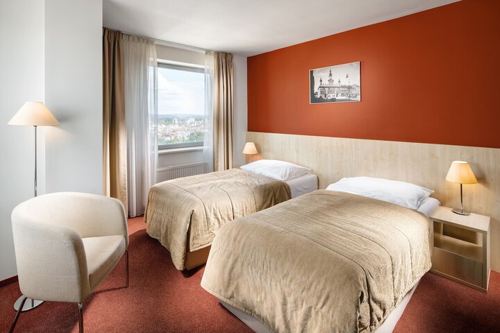 Room 12 of 83