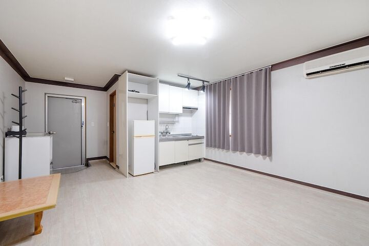 Room 4 of 100