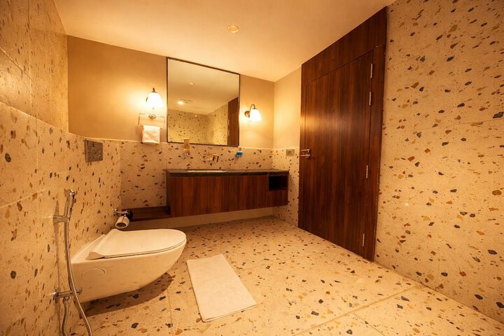 Room 32 of 47