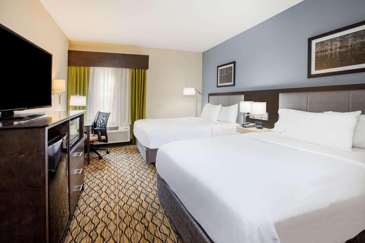 2 Queen Beds Accessible (3 of 7)