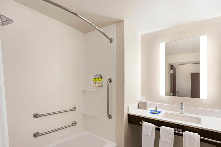 1 King Bed Standard Comm Accessible Tub (1 of 7)
