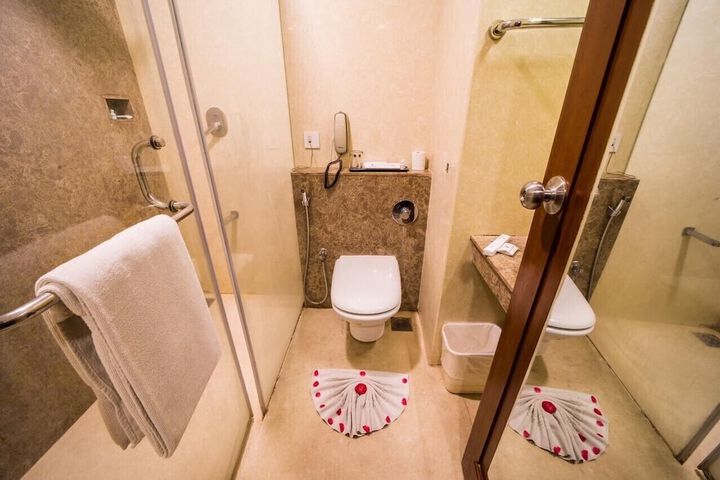 Room 4 of 7