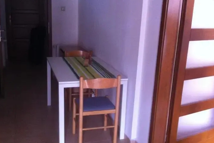 Room 6 of 8