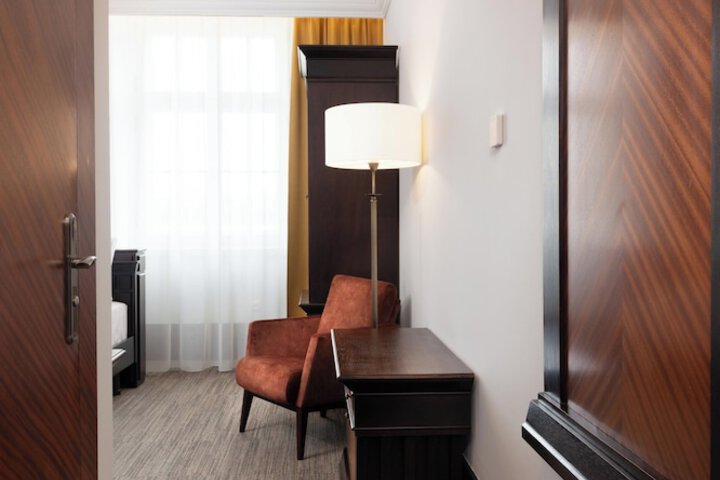 Room 11 of 48