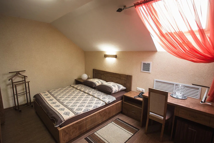 Room 8 of 9