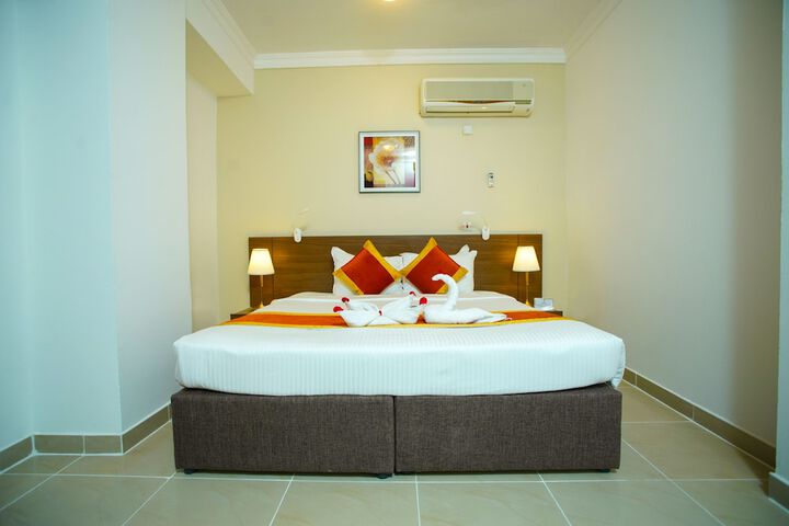 Room 10 of 32