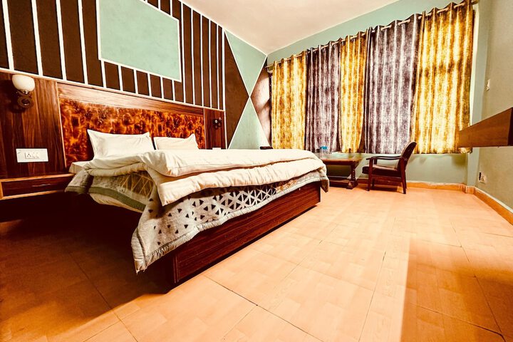 Room 6 of 18