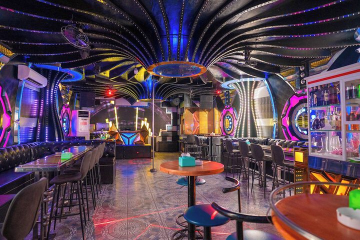 Lounge 53 of 65