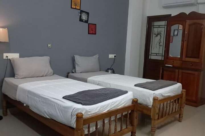 Room 2 of 10