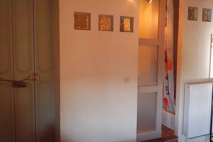 Room 11 of 16