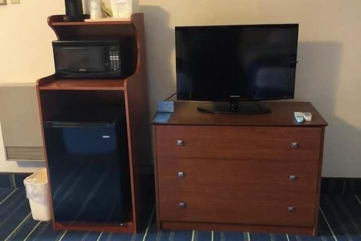 1 Queen Bed (1 of 4)
