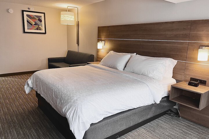 1 King Bed (2 of 17)
