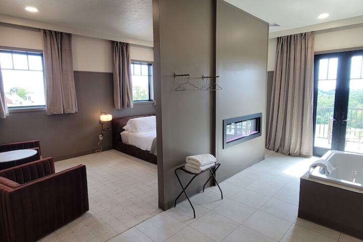 Romantic Suite 1 King Bed Jetted Tub City View (16 of 29)