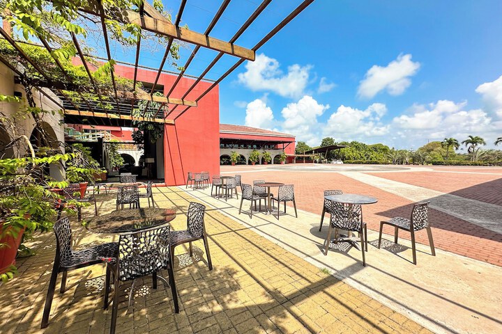 Entrance & Lobby