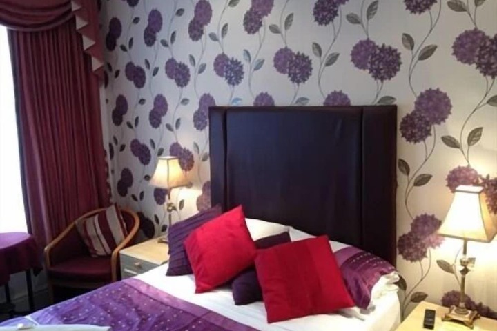 Room 13 of 18