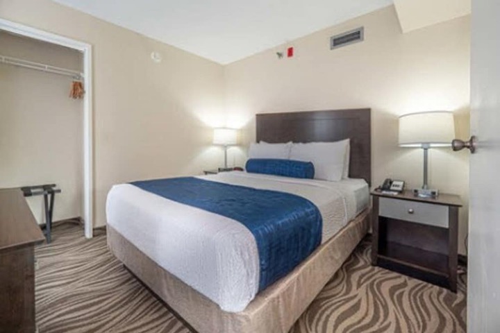 1 King Bed Suite (27 of 31)
