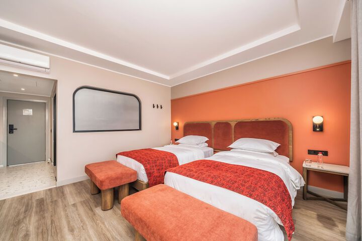 Room 13 of 40