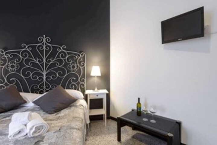Room 10 of 14
