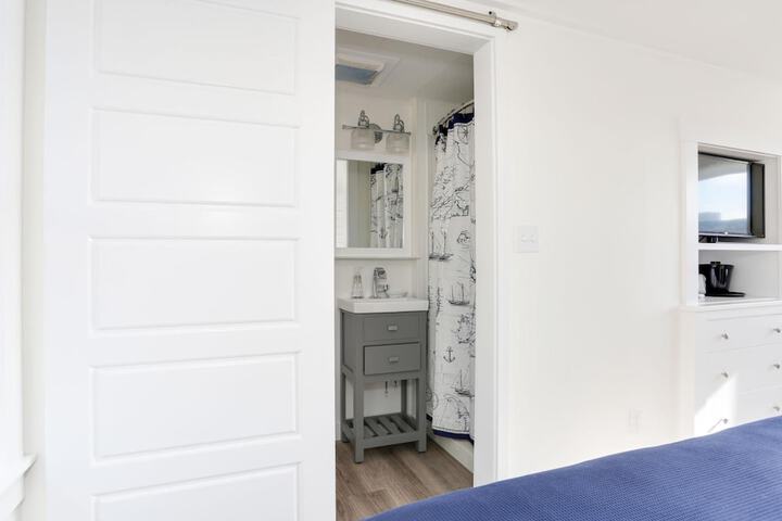 Room 11 of 37