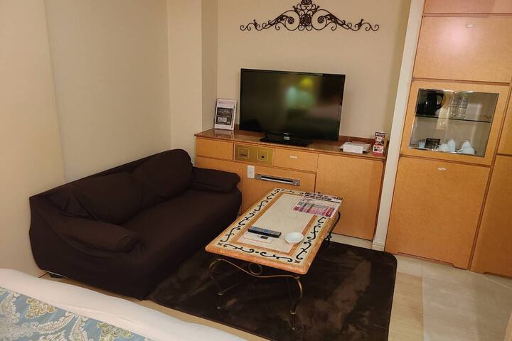 Room 4 of 8