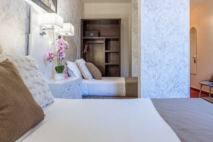 Room 44 of 118