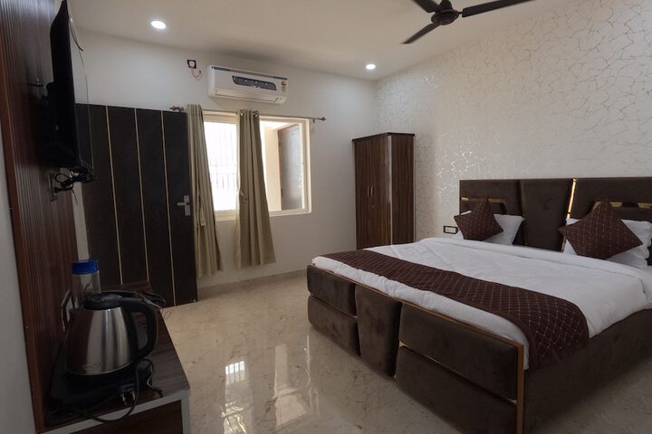 Room 2 of 6