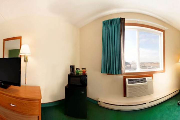 1 Queen Bed (6 of 9)