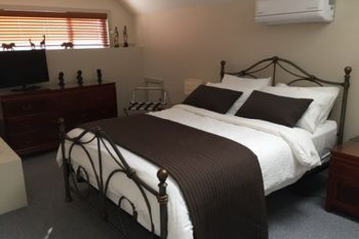 Room 5 of 18