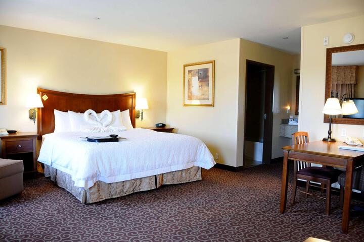 1 King Bed (4 of 6)